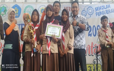 PENERIMAAN HADIAH DAN TROPY DARI PANITIA PENYELENGGARA