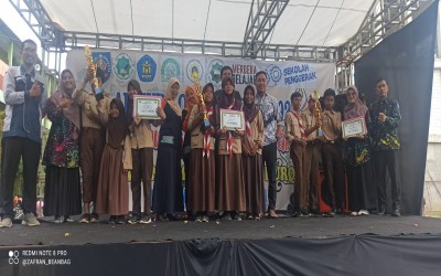 PENERIMAAN HADIAH DAN TROPY DARI PANITIA PENYELENGGARA