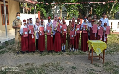 PENYERAHAN TROPY LOMBA MAPSI TINGKAT KECAMATAN